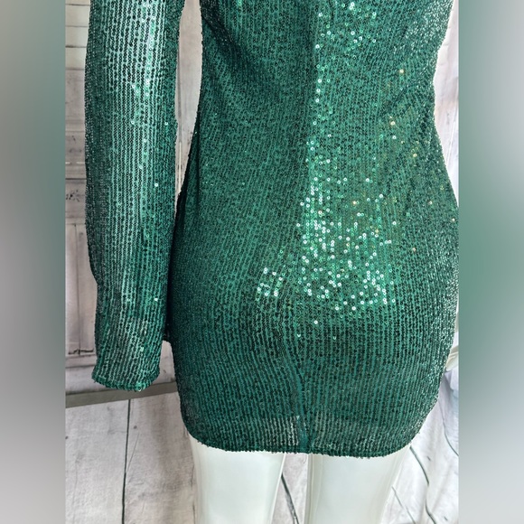 LA FEMME DRESS in emerald sequence. - Picture 6 of 8